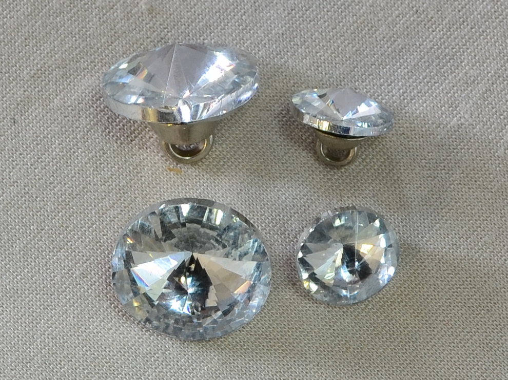 Пуговица кристалл, на ножке, цвет белый, цена за 1 шт. (арт.35035)