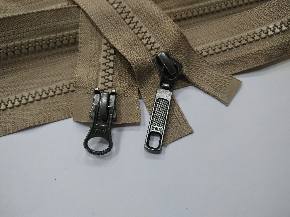 арт.17-573 YKK Т5 тёмно бежевая молния трактор