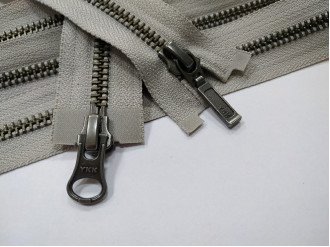 Металлическая молния тёмный никель YKK Т5, 2 бегунка, светло-серый, цена за 1 шт (арт.21-100-576-bn)